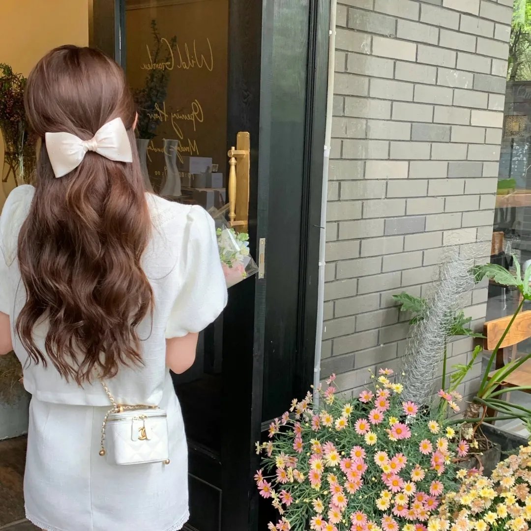 年轻女孩爱过来